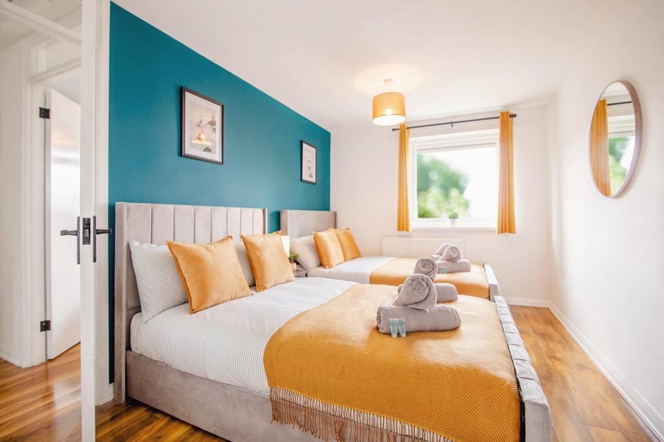 Bed, Photo of the whole room, Bedroom, towels