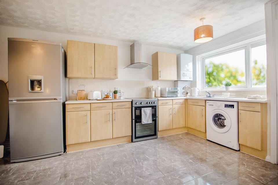Kitchen or kitchenette, oven, pet friendly, stove, toaster, washing machine, dryer