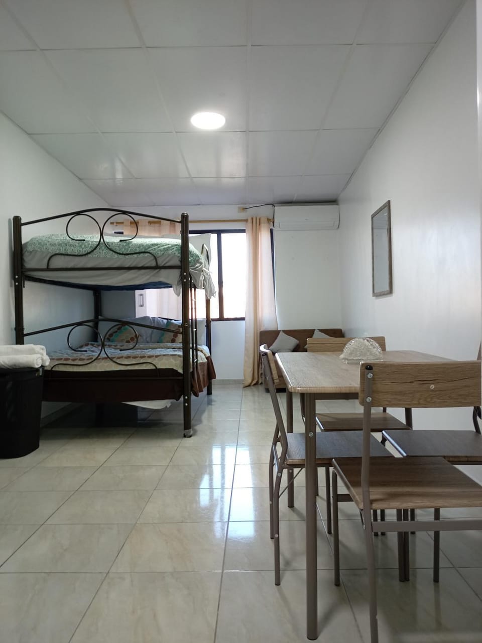 Bed, Dining area