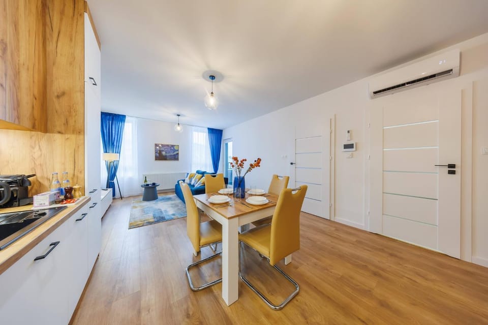 TV and multimedia, Kitchen or kitchenette, Living room, Seating area, Dining area, minibar, oven, air conditioner