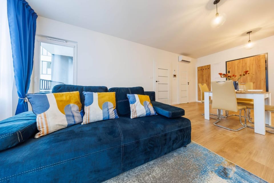 Bed, TV and multimedia, Kitchen or kitchenette, Living room, Photo of the whole room, Seating area, Bedroom