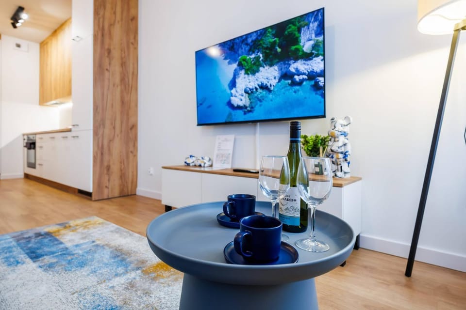 TV and multimedia, Kitchen or kitchenette, Living room, Seating area, Dining area