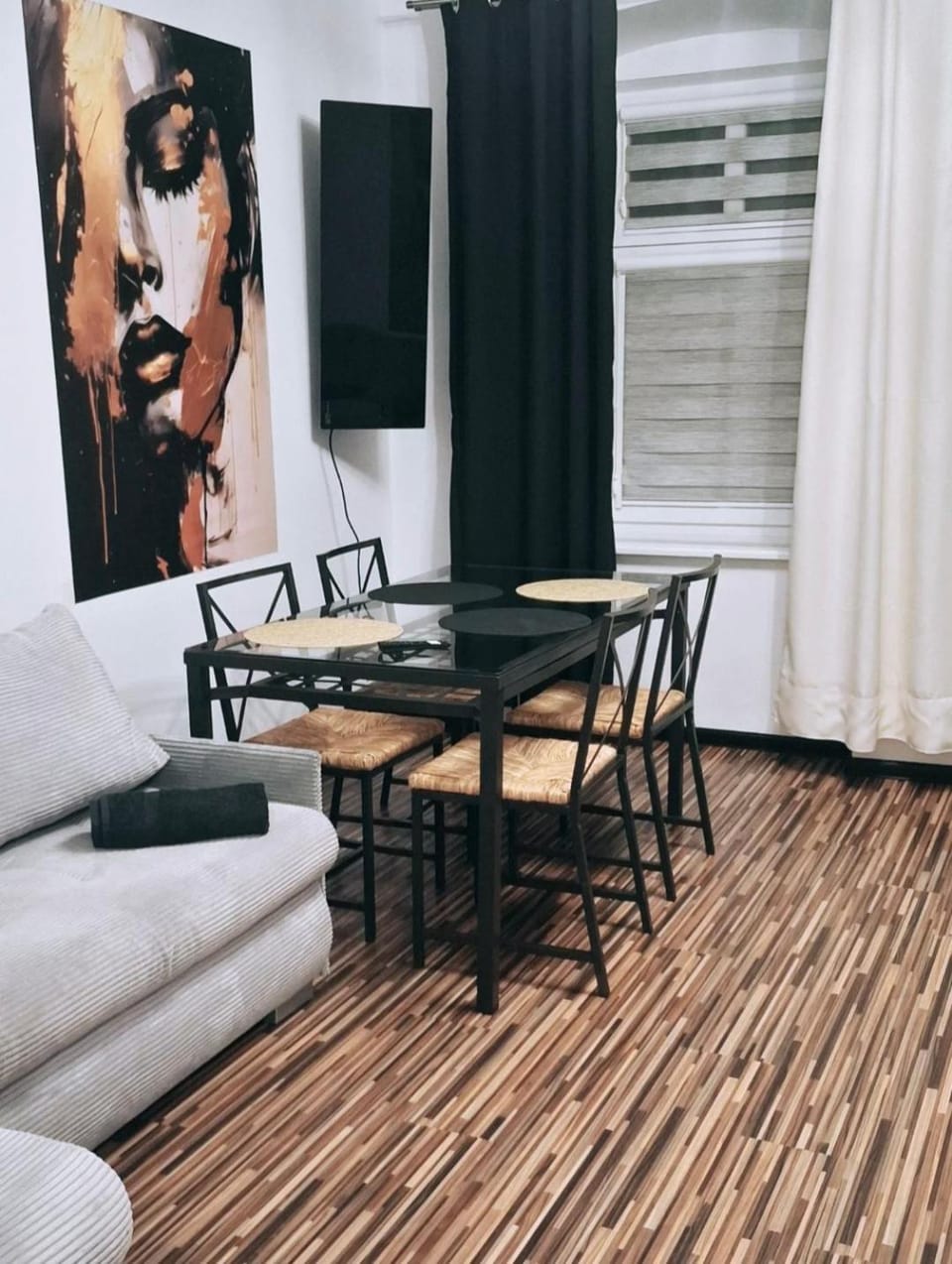 TV and multimedia, Living room, Seating area, Dining area