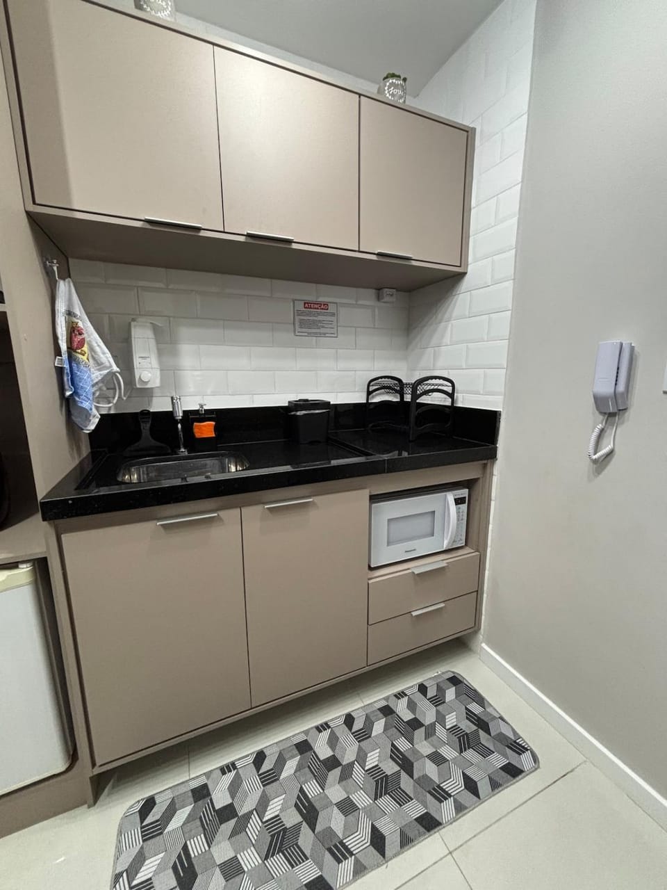 Kitchen or kitchenette, minibar