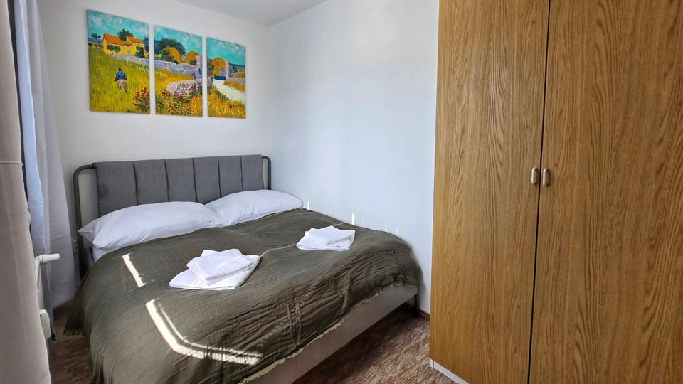 Photo of the whole room, Bedroom, towels, wardrobe