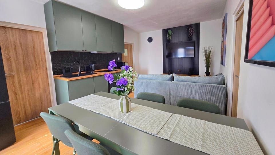 TV and multimedia, Kitchen or kitchenette, Living room, Seating area, Dining area