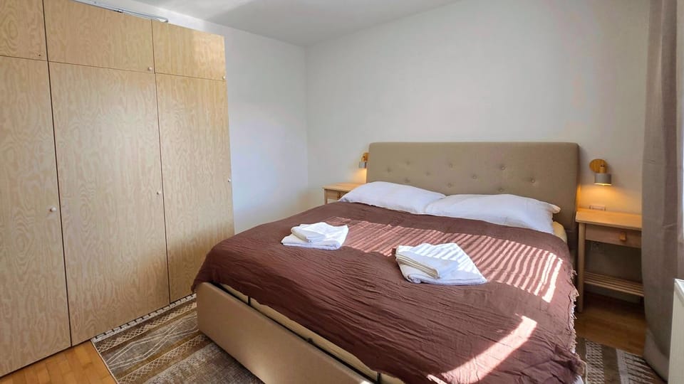 Photo of the whole room, Bedroom, towels, wardrobe