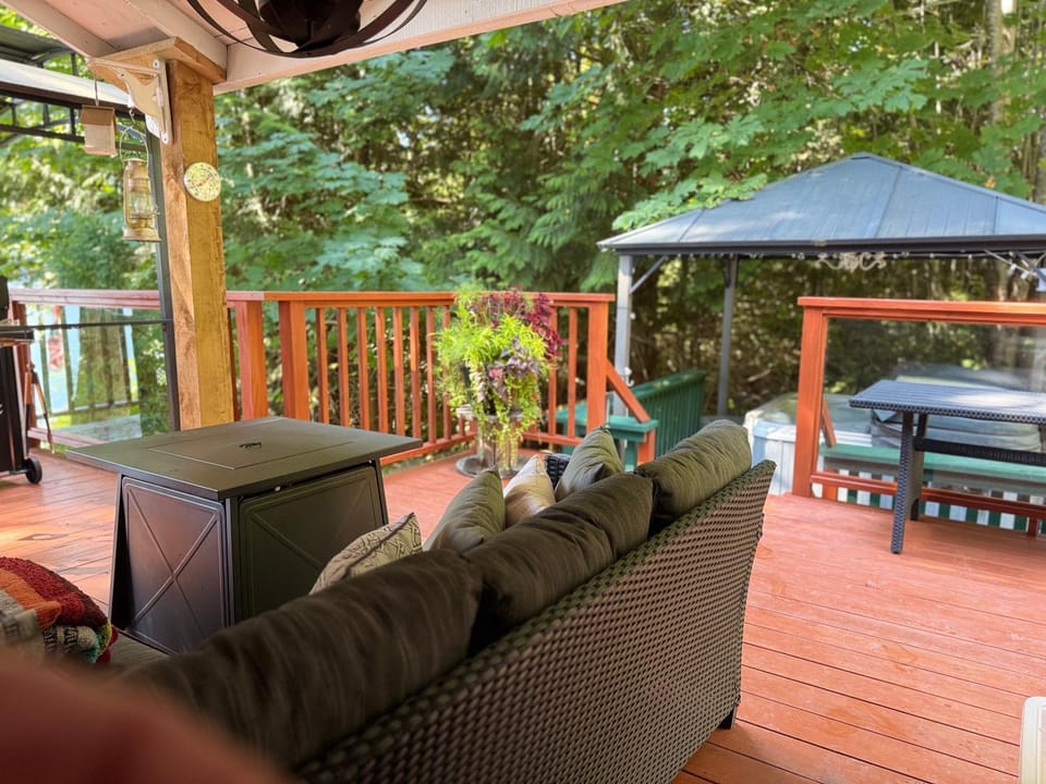 Lakefront-w- 100yr old Railway Cottage House in Cowichan Valley