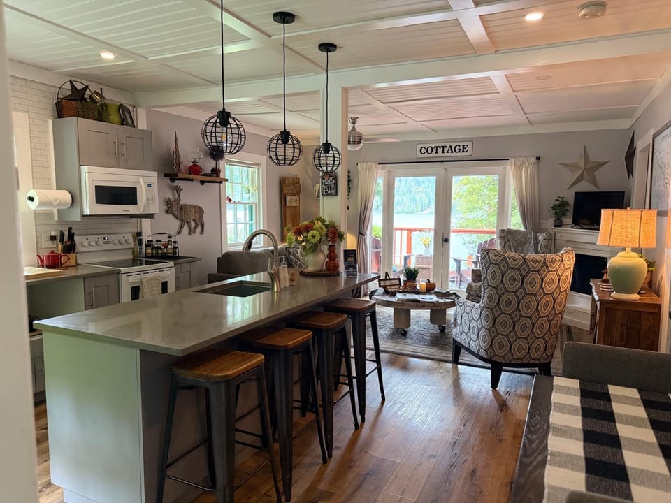 Lakefront-w- 100yr old Railway Cottage House in Cowichan Valley