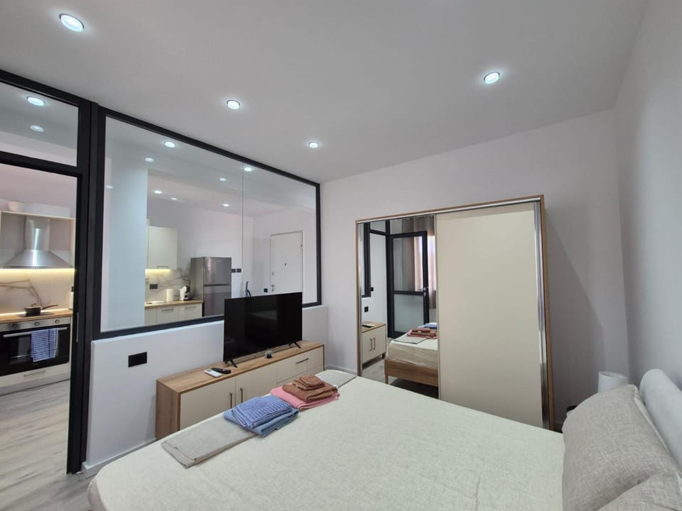 Bed, TV and multimedia, Bedroom