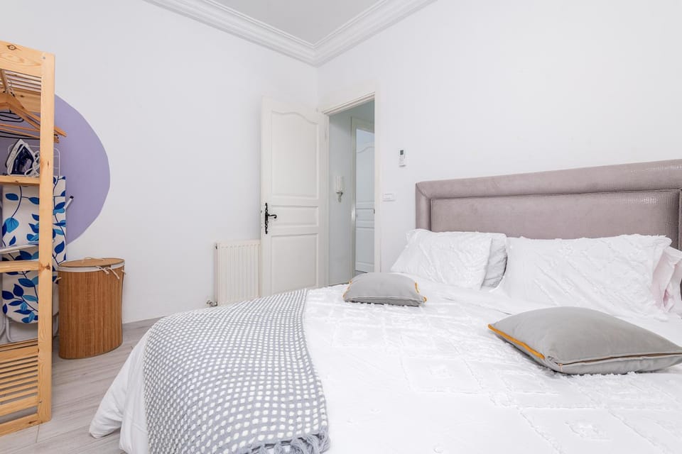 Photo of the whole room, Bedroom