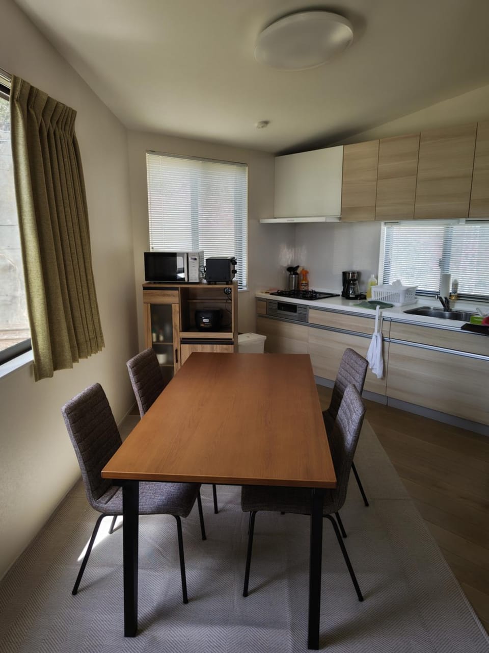 Kitchen or kitchenette, Dining area