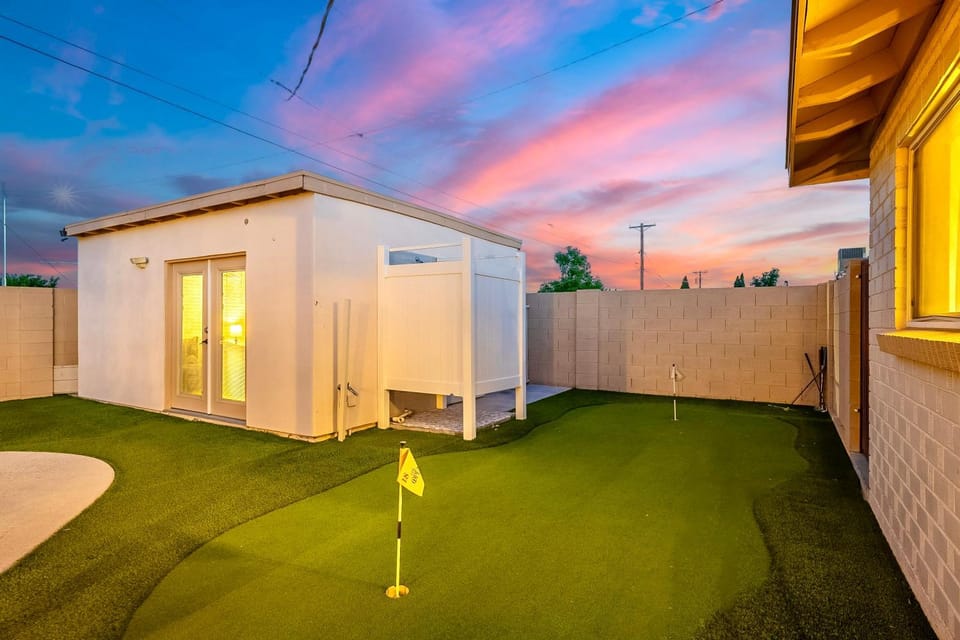 Scottsdale 4 Bedroom Vacation Home with Pool, Hot Tub, and Mini Golf Near Old Town and Dining! Great for Families! Near Airport! House in Scottsdale
