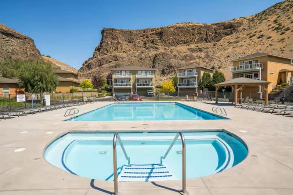 Natural landscape, Mountain view, Pool view, Swimming pool, sunbed