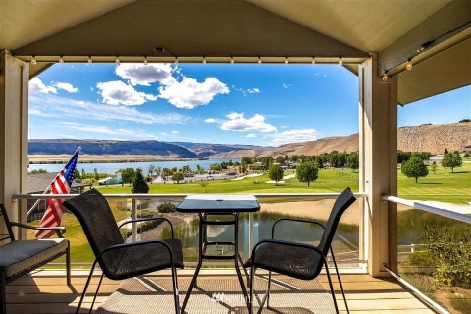 View (from property/room), Balcony/Terrace, Mountain view, River view