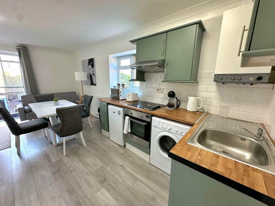 Kitchen or kitchenette, Dining area, oven, toaster
