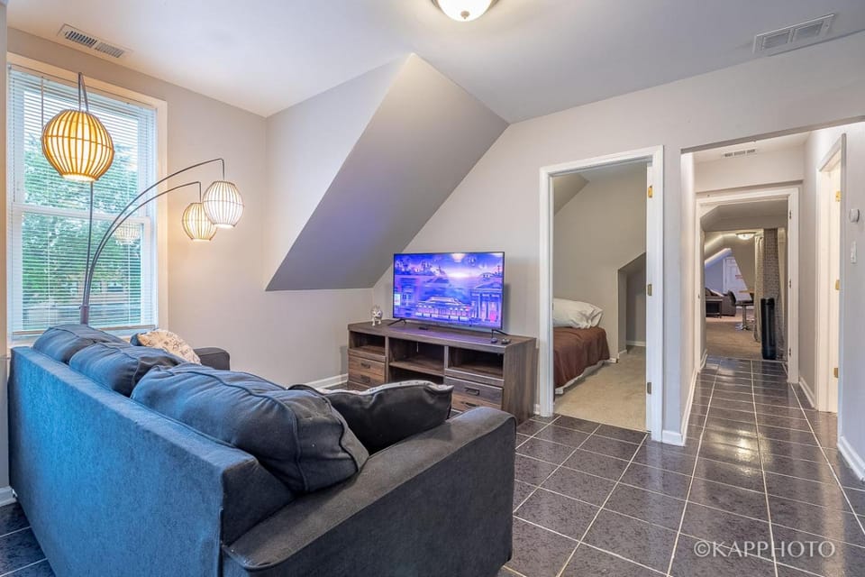 TV and multimedia, Living room, Seating area, Evening entertainment