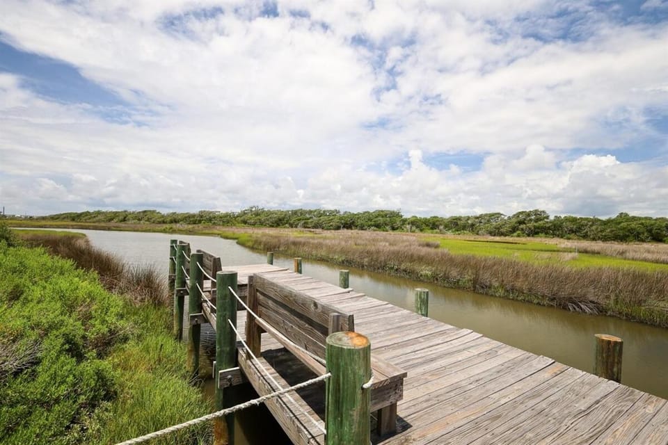 Westinn Away- Elegant Coastal Sound Retreat Apartment in Surf City
