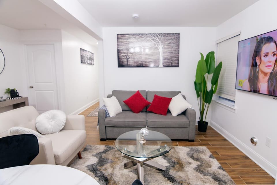 BrightOAK Eloire-Private Apartment in Newark