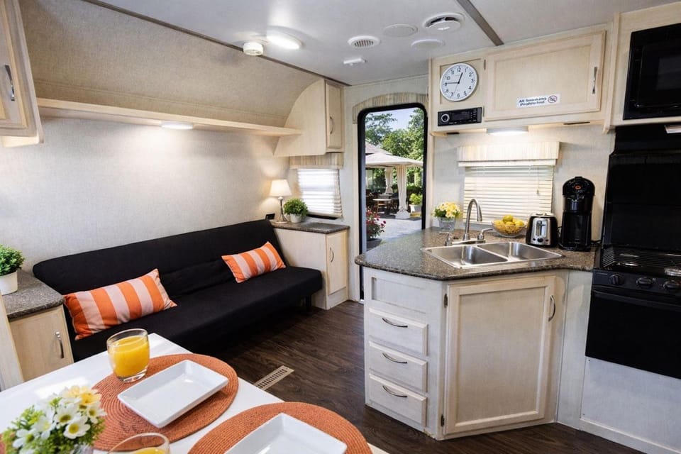 Coffee/tea facilities, Kitchen or kitchenette, Living room, Seating area, Dining area, oven, stove