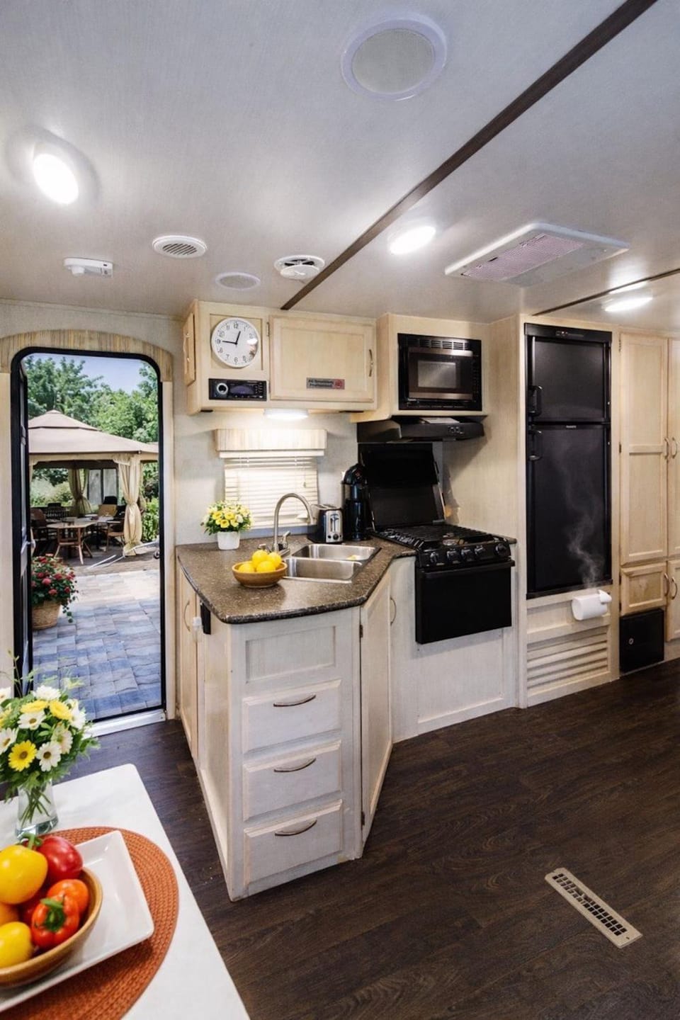 Kitchen or kitchenette, oven, pet friendly, stove, toaster