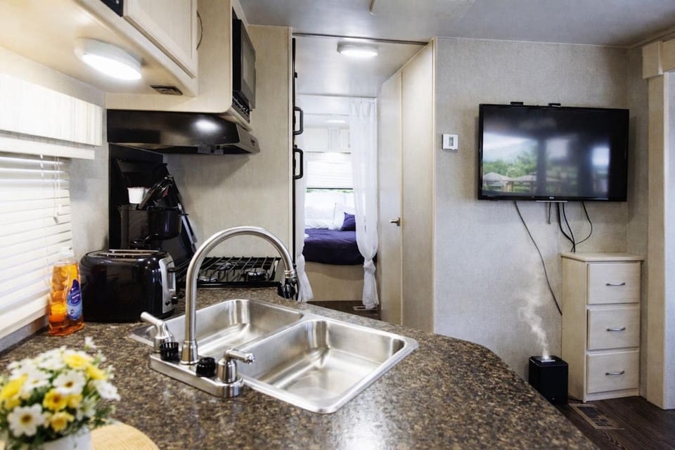 TV and multimedia, Kitchen or kitchenette, Living room, Seating area, oven