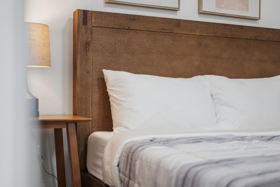 Bloomfield Pittsburgh A Modern and Cozy Private Bedroom, Shared Bathroom, with Free Parking Vacation rental in Pittsburgh