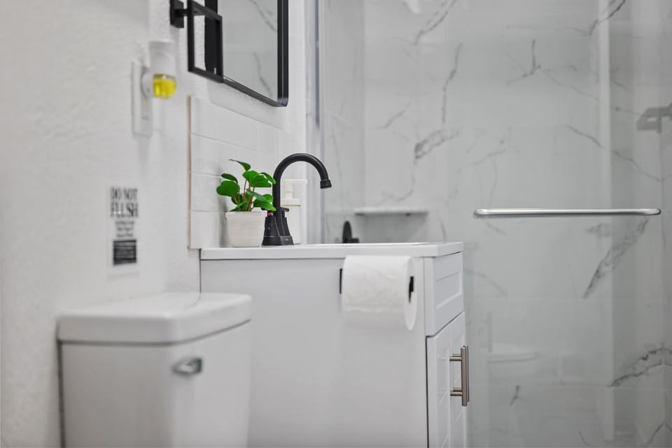 Bloomfield Pittsburgh A Modern and Cozy Private Bedroom, Shared Bathroom, with Free Parking Vacation rental in Pittsburgh