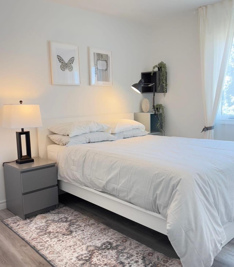 Two Adjacent 4 Bedroom Townhouse Units in the Fallsview District Walk to the Falls House in Niagara Falls