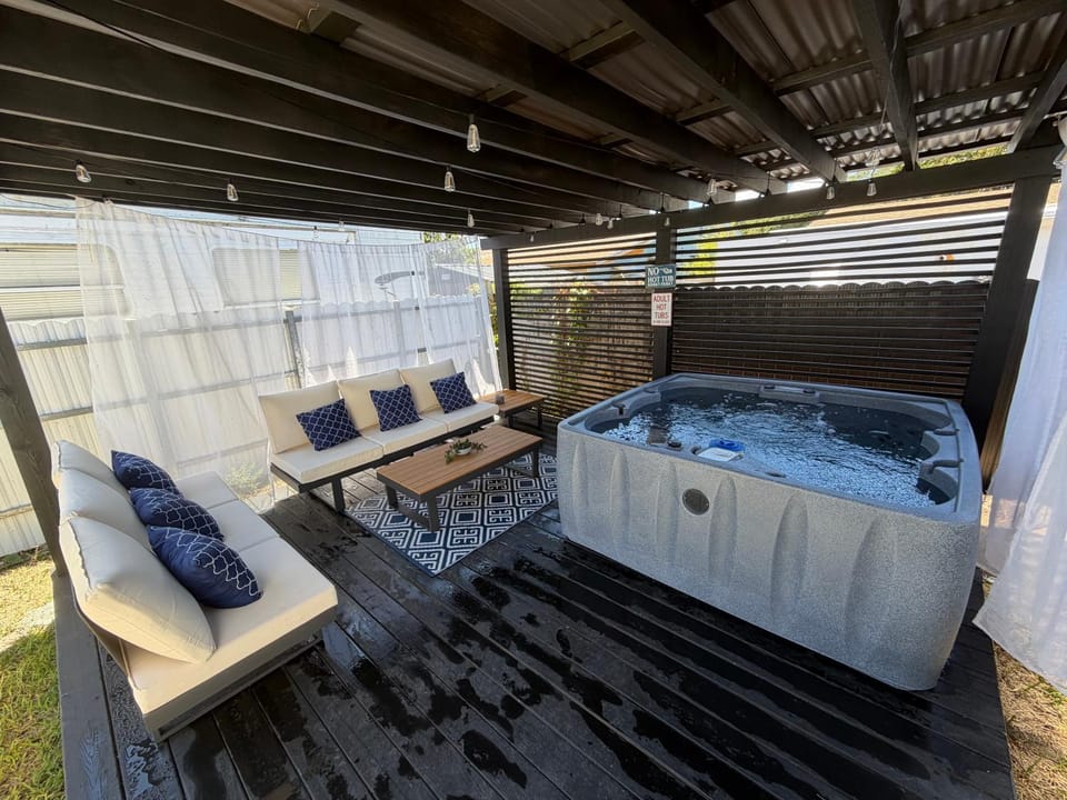 Patio, Day, Hot Tub