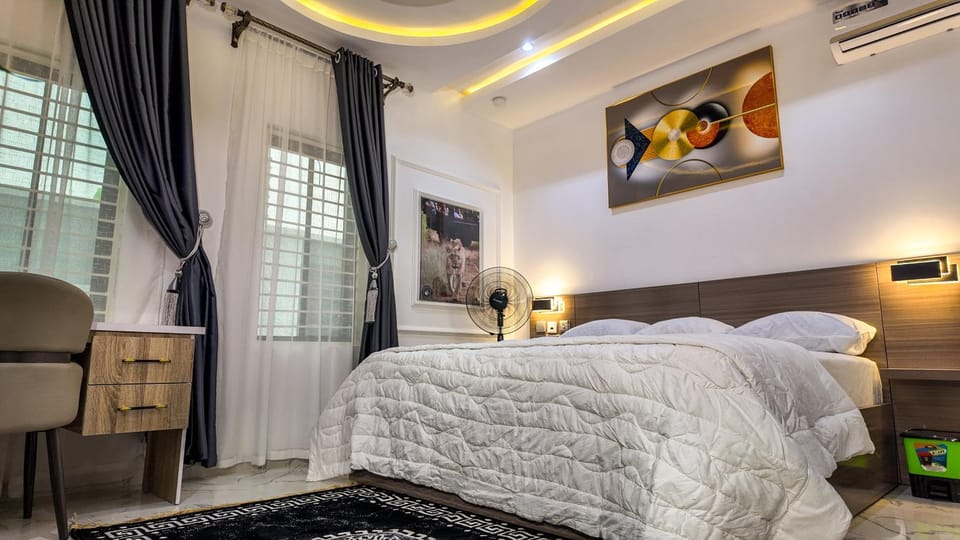 Bed, Photo of the whole room, Seating area, Bedroom, air conditioner