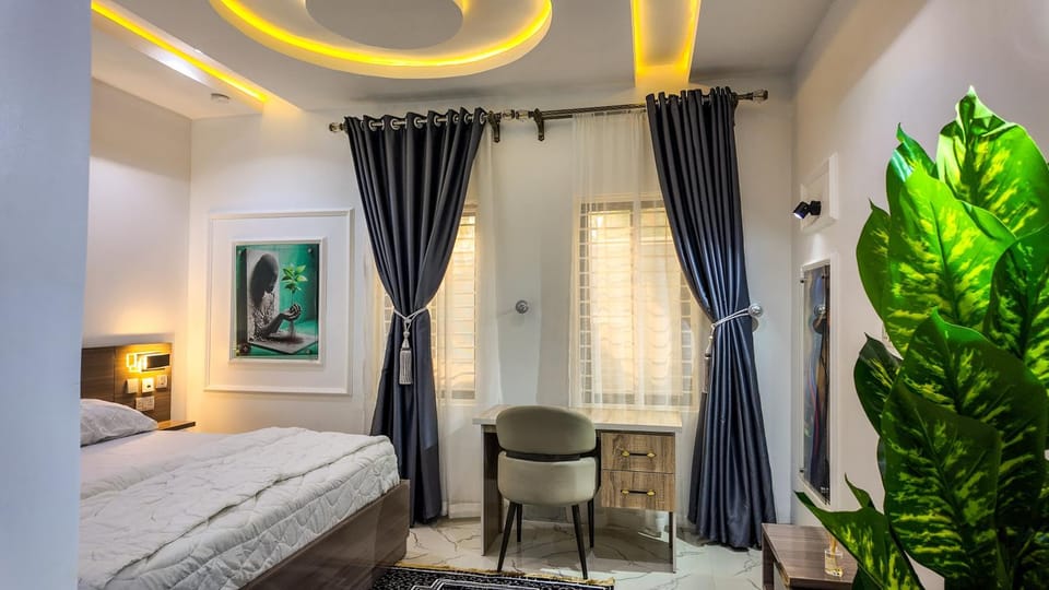 Bed, Photo of the whole room, Seating area, Bedroom