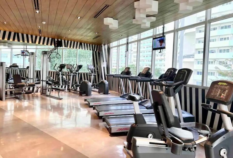 Fast WiFi - Free Pool Access - Netflix - Hot Shower Apartment in Marikina