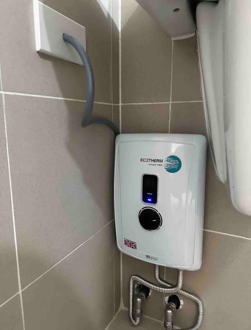 Fast WiFi - Free Pool Access - Netflix - Hot Shower Apartment in Marikina