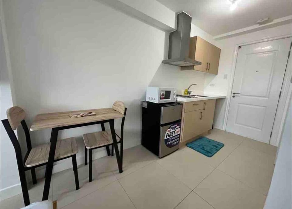 Fast WiFi - Free Pool Access - Netflix - Hot Shower Apartment in Marikina