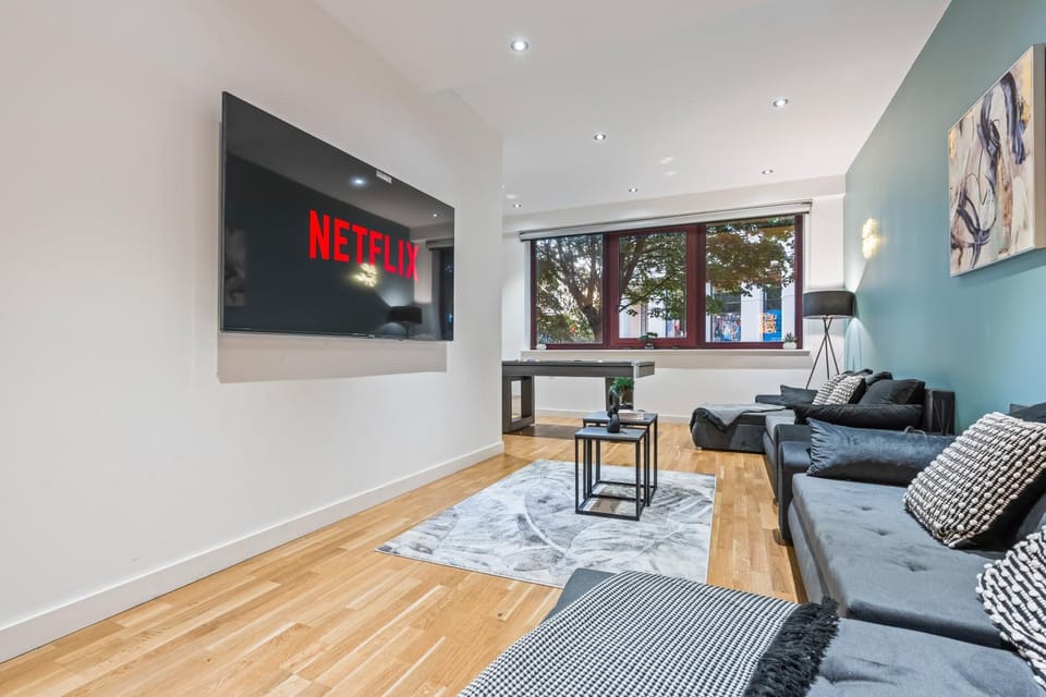 Communal lounge/ TV room, TV and multimedia, Living room, Seating area, Evening entertainment