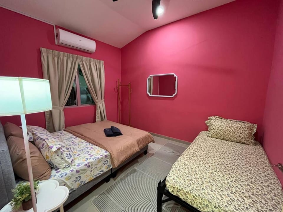 Bed, TV and multimedia, Photo of the whole room, Bedroom, towels, air conditioner