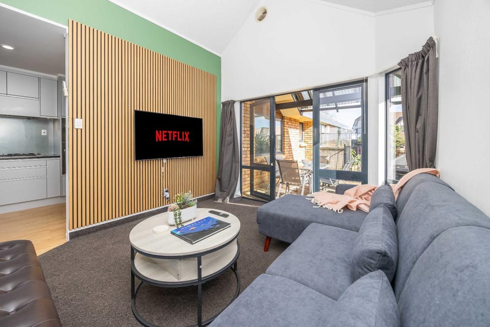 TV and multimedia, Living room, Evening entertainment