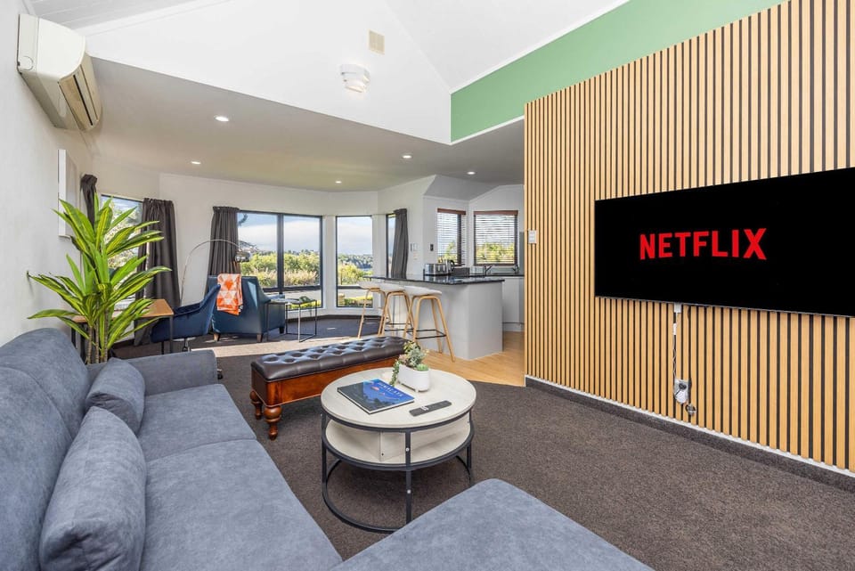 TV and multimedia, Living room, Seating area, Evening entertainment, group of guests