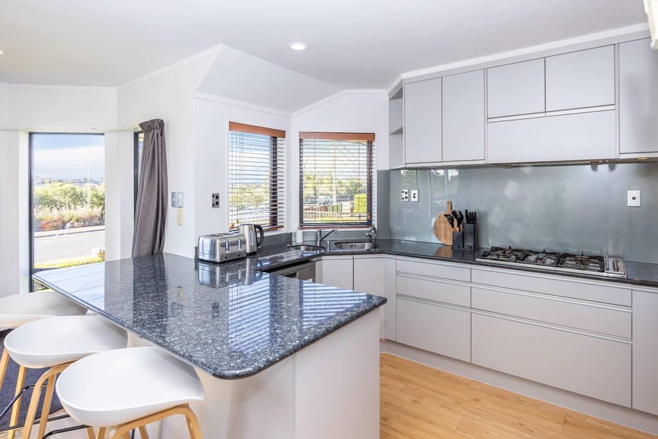 Kitchen or kitchenette, dishwasher, stove