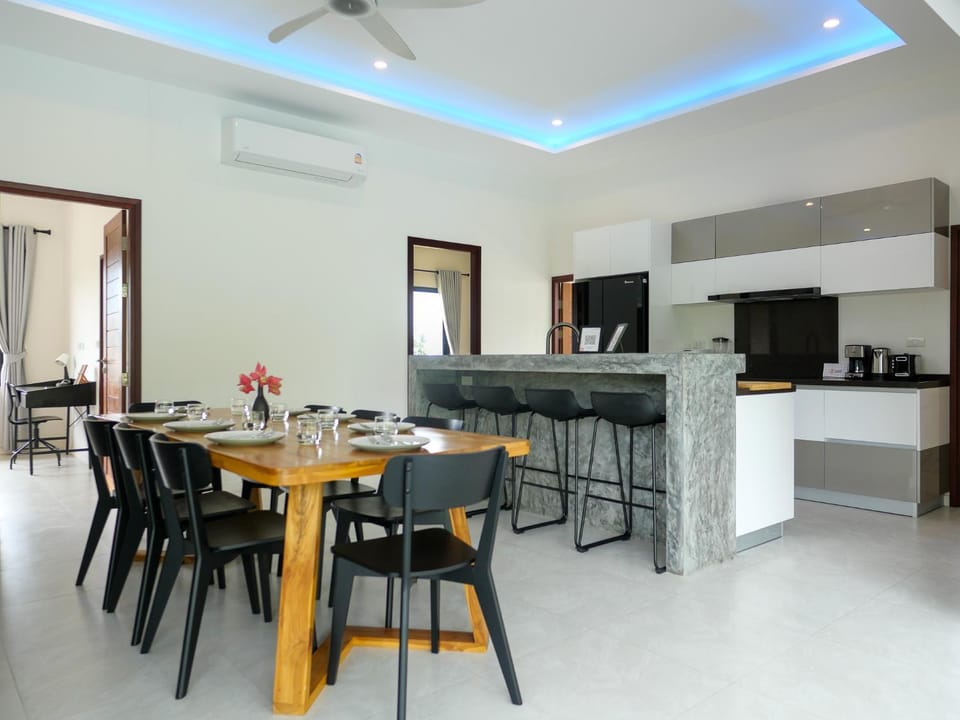 Kitchen or kitchenette, Dining area