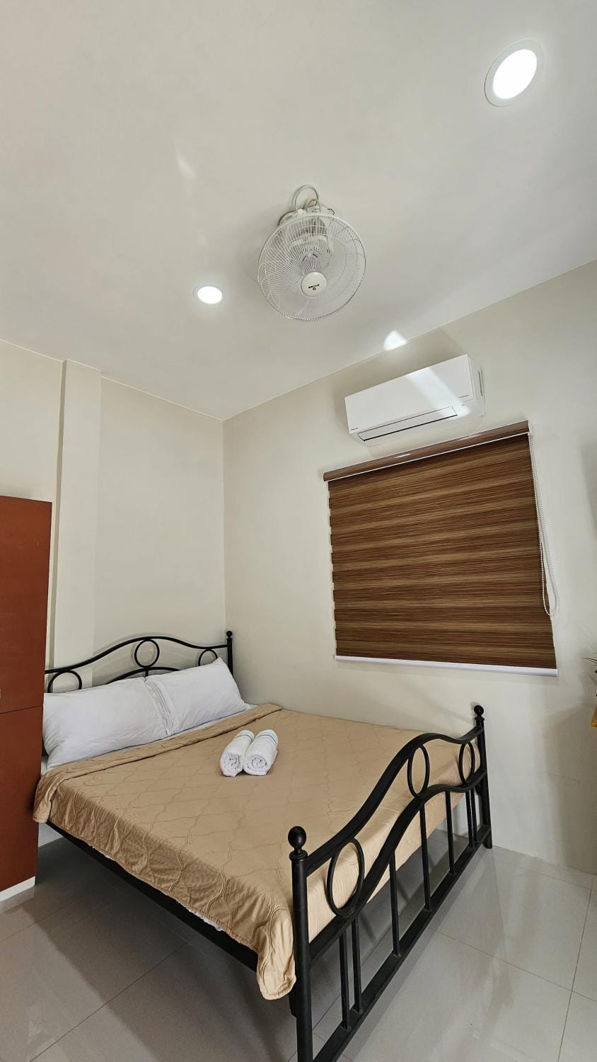 Bed, towels, air conditioner