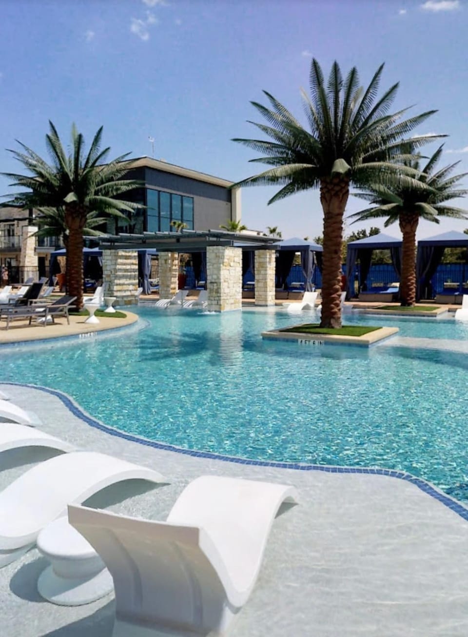 Property building, Day, Hot Tub, Pool view, Swimming pool, sunbed