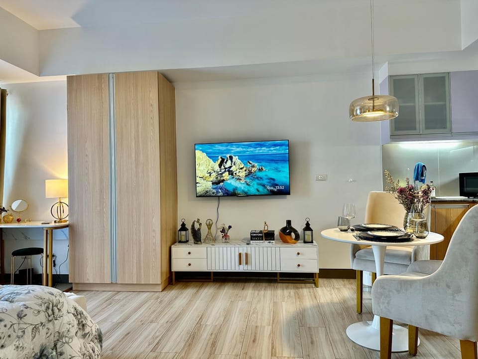 Modern Condo at The Venice Luxury Mckinley Hill Apartment hotel in Makati