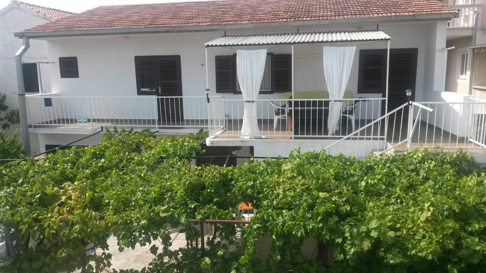 Facade/entrance, Balcony/Terrace, Seating area, Dining area