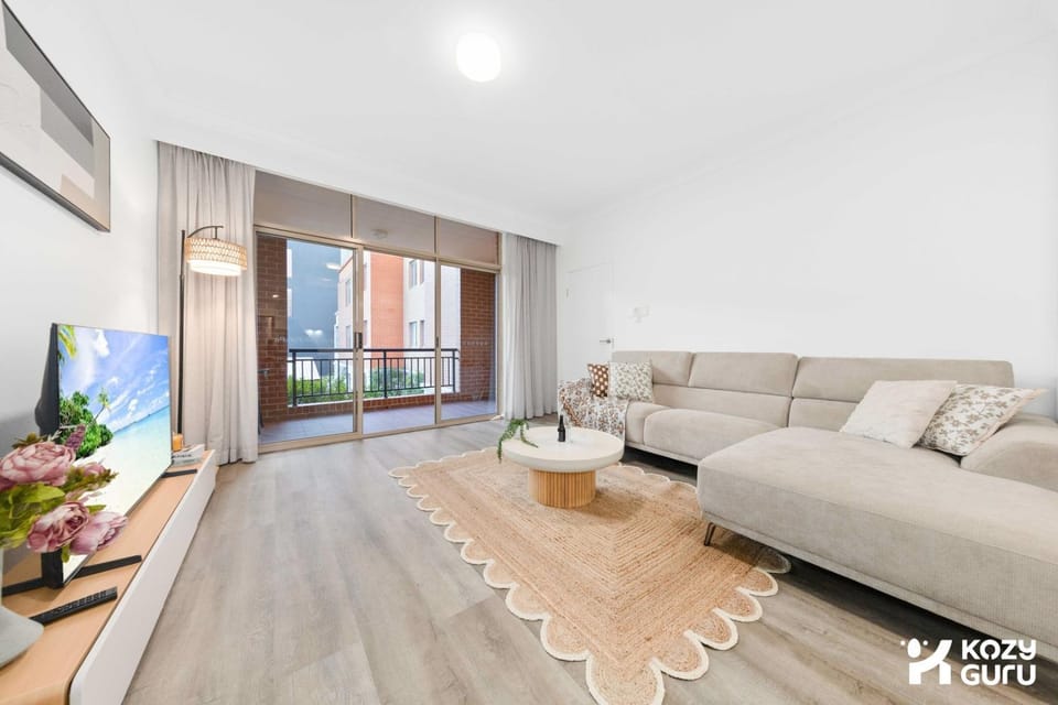 KozyGuru | Camperdown | Stylish Apt with Parking Apartment in Sydney