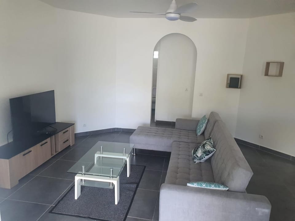 Bas de villa Lumineuse House in Les Abymes