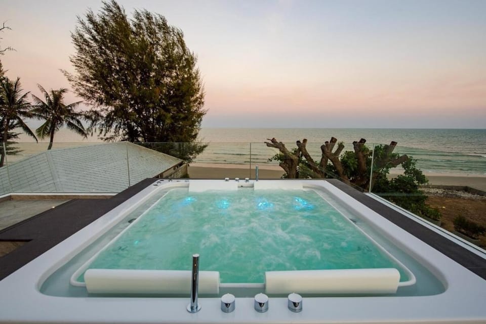 Beachfront 6BR Rooftop Jacuzzi Villa Hua Hin VVH23 Villa in Nong Kae