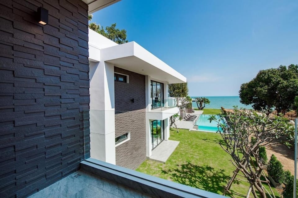 Beachfront 6BR Rooftop Jacuzzi Villa Hua Hin VVH23 Villa in Nong Kae