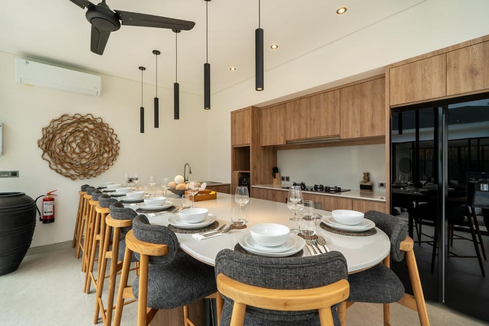 Coffee/tea facilities, Kitchen or kitchenette, Living room, Food and drinks, Seating area, Dining area